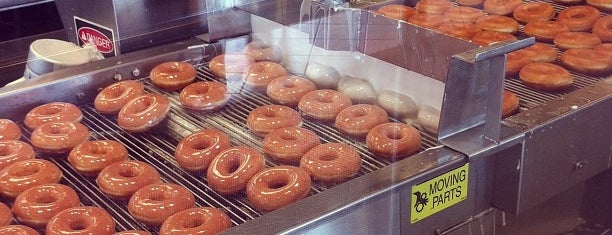 Krispy Kreme Doughnuts is one of Tempat yang Disukai Dan.