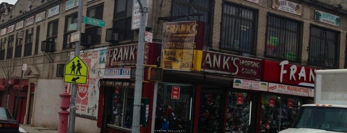 Frank's Sport Shop is one of P.'ın Kaydettiği Mekanlar.