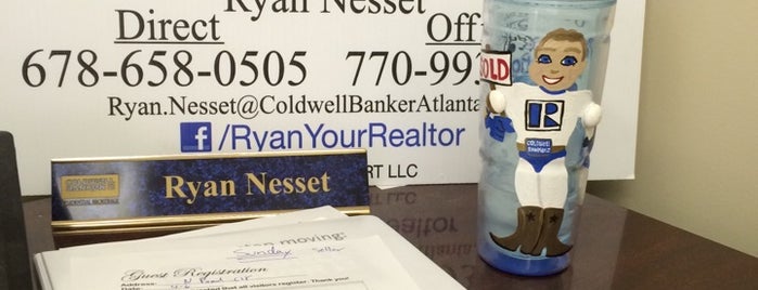 Coldwell Banker Roswell is one of Locais curtidos por Chester.