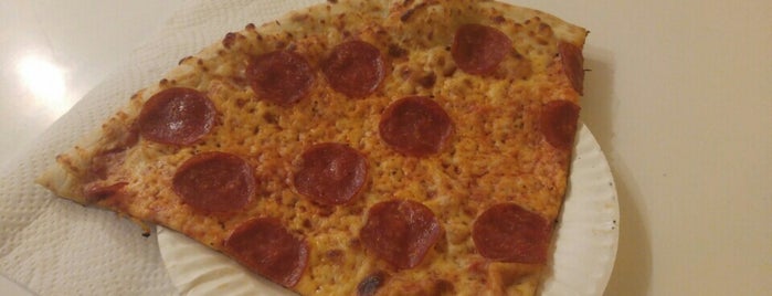 Dupont Pizza is one of Will : понравившиеся места.