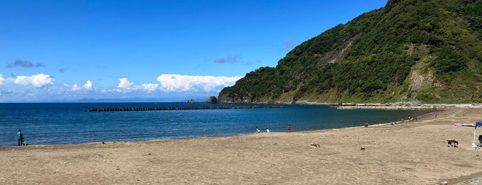 クリスタルビーチ is one of 東京界隈の綺麗げな浜🏖.