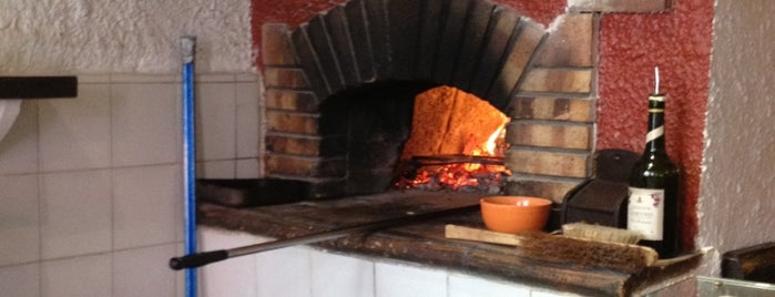 La Maison De La Pizza is one of Locais curtidos por Banu.