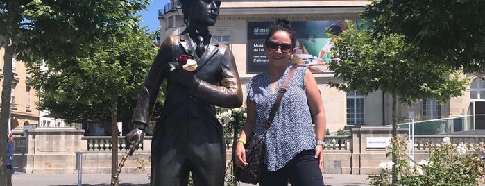 Chaplin Statue is one of Lugares favoritos de Liliana.