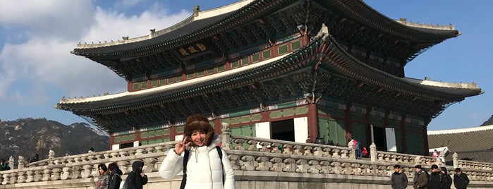 Gyeongbokgung Palace is one of Tempat yang Disukai Liliana.