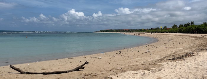 Courtyard marriott private beach is one of Tempat yang Disukai Deniz.