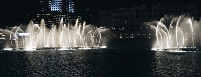 The Dubai Fountain is one of Locais curtidos por Mark.