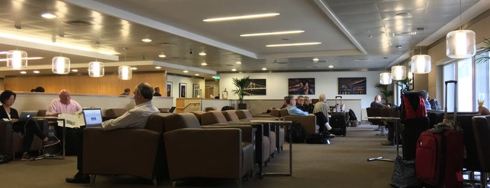 American Airlines Admirals Club is one of Locais curtidos por Mark.