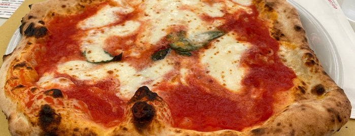 Pizzeria Oliva is one of Napoli - food.