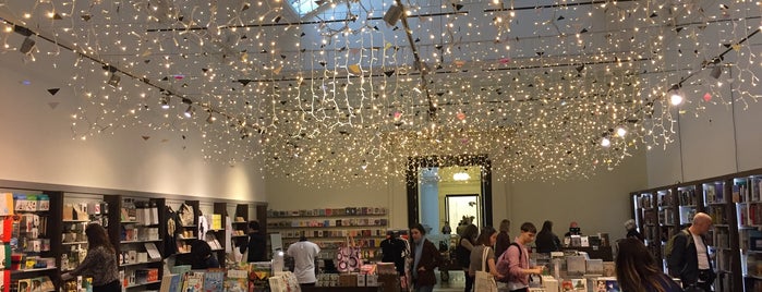 Tate Britain Gallery Shop is one of Para hacer check-in.