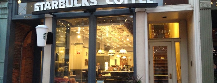Starbucks is one of Lugares favoritos de Roxanne.
