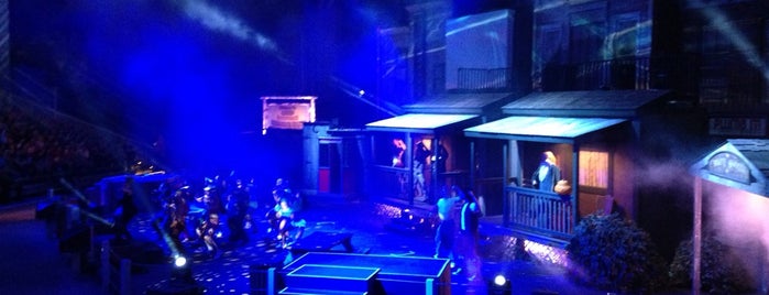 Bill & Ted's Excellent Halloween Adventure - Halloween Horror Nights 23 is one of Posti che sono piaciuti a Noelle.