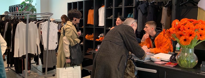 Labels Inc. is one of Antwerp Vintage and Second Hand.