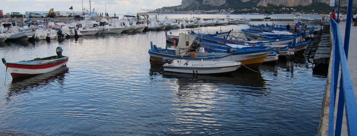 Piazza Mondello is one of Anthonyさんのお気に入りスポット.