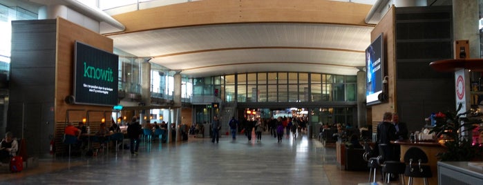 Oslo Airport (OSL) is one of Lieux qui ont plu à Ryan.
