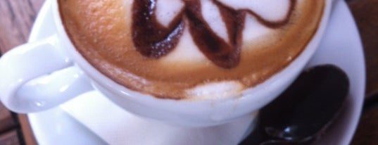 Kahve Dünyası is one of Tempat yang Disukai Burcu.