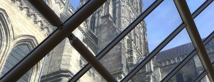 Salisbury Cathedral is one of สถานที่ที่ Colin ถูกใจ.