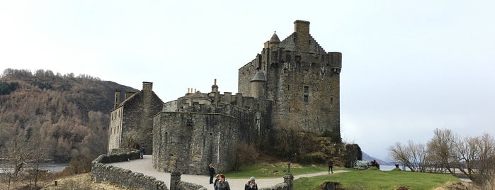 Eilean Donan Castle is one of Lugares favoritos de Colin.