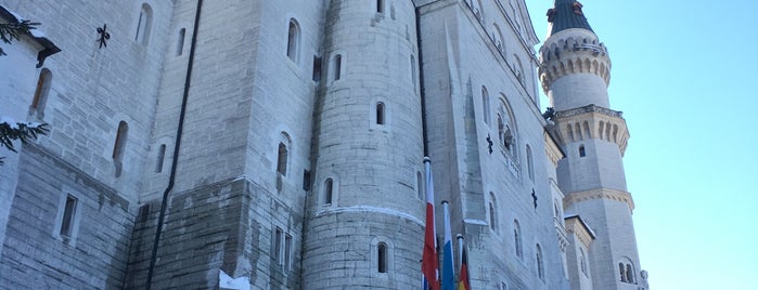 Schloss Neuschwanstein is one of Orte, die Colin gefallen.