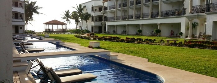 The Royal Resort is one of Locais curtidos por Paola.