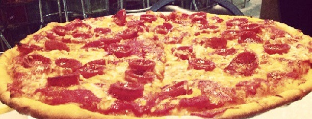 Conte's Pizza is one of Lugares guardados de Lizzie.