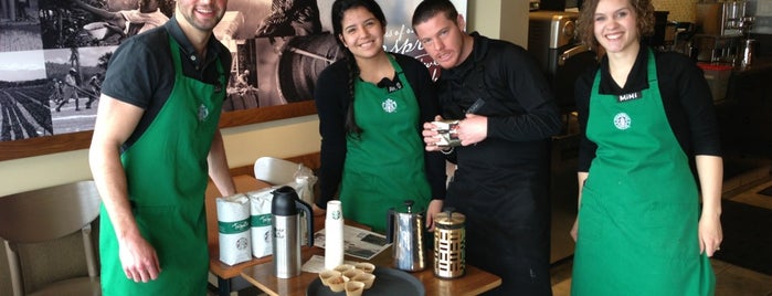 Starbucks is one of Tempat yang Disukai Becca.