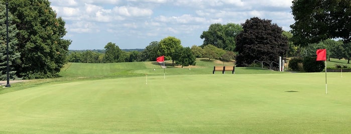 Bright Grandview Golf Course is one of Lugares favoritos de Derek.