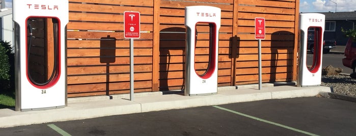 Tesla Supercharger is one of Farhad 님이 좋아한 장소.