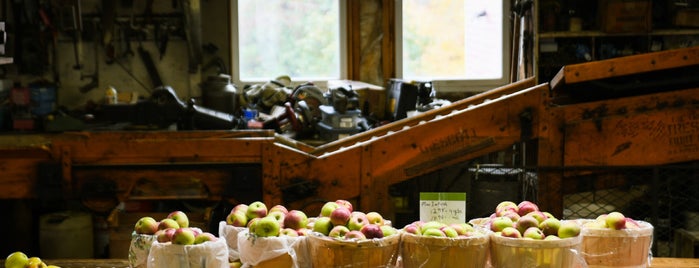 Stuart's Farm is one of Apple Orchard & Pumpkin Patch.