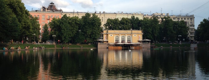 Патриаршие пруды is one of Сады и парки Москвы.