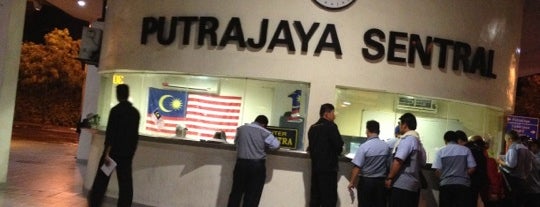 Putrajaya Sentral is one of สถานที่ที่ Eda ถูกใจ.