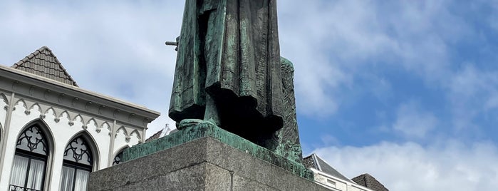 Standbeeld Jeroen Bosch is one of Den Bosch.