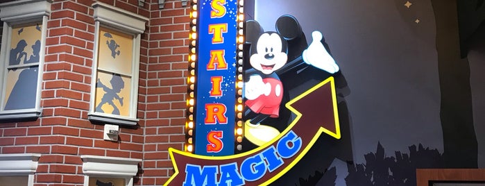 Disney Store is one of สถานที่ที่ Mara ถูกใจ.