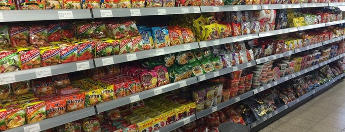 Ley Logn Asialand Supermarkt is one of Posti che sono piaciuti a Stefan.