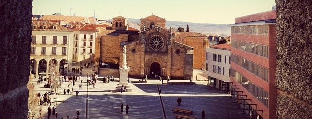 Puerta del Alcázar is one of Lugares favoritos de Angel.