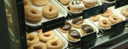 Krispy Kreme Doughnuts is one of Tempat yang Disukai ꌅꁲꉣꂑꌚꁴꁲ꒒.