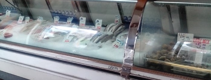 Flying Fish Seafood Market is one of Julieさんのお気に入りスポット.