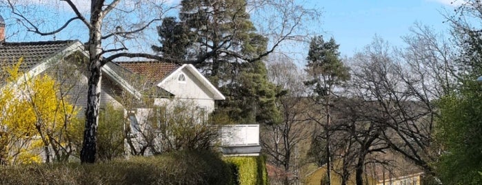 Lillängen (L) is one of SE - Sthlm - Saltsjöbanan.