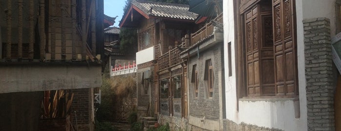 Petit Lijiang Book Cafe 崇仁书吧 is one of 丽江.