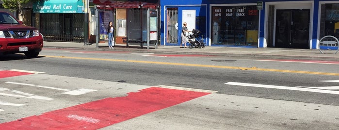 MUNI Bus Stop - 30th & Mission is one of Lugares favoritos de Analise.