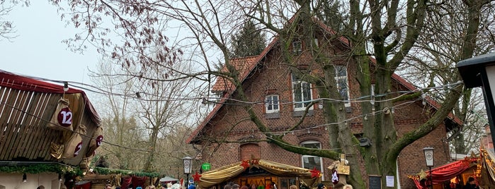 Weihnachtsdorf Lindener Turm is one of สถานที่ที่ Michael ถูกใจ.