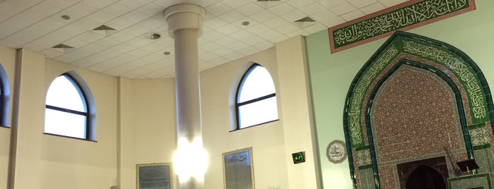 Hounslow Jamia Mosque is one of Lugares favoritos de Aisha.