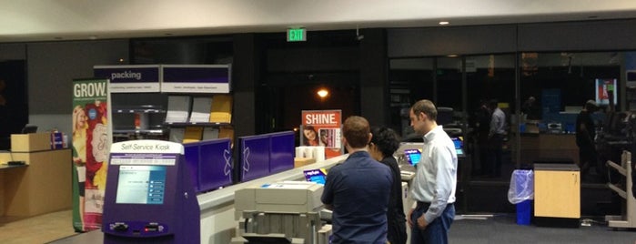 FedEx Office Print & Ship Center is one of Posti che sono piaciuti a Jennifer.