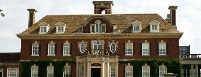 Westbury House is one of Orte, die Sofia gefallen.