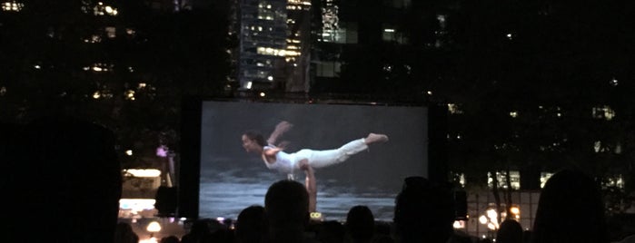 Bryant Park Film Festival is one of Raul'un Beğendiği Mekanlar.