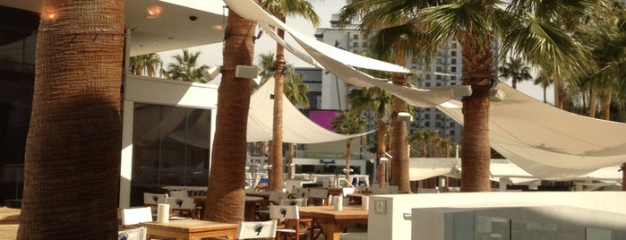 Beach Cafe is one of Locais salvos de lawrence.