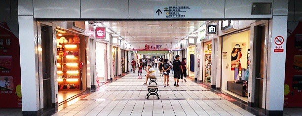 East Metro Mall is one of สถานที่ที่ Vicky ถูกใจ.