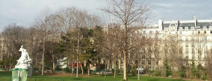 Parc Monceau is one of Les parcs et jardins accessibles aux chiens.