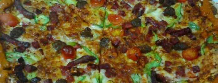 Dominos Pizza is one of Tempat yang Disukai Hakan.