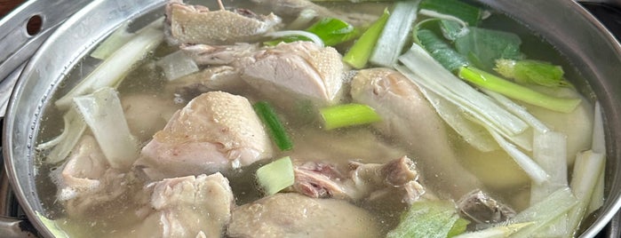 공릉본점닭한마리 is one of The 15 Best Places for Chicken in Seoul.
