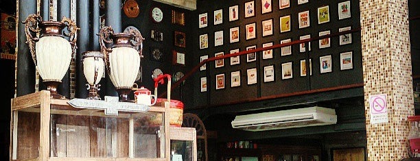 Chic Room Cafe is one of Gespeicherte Orte von Edward.